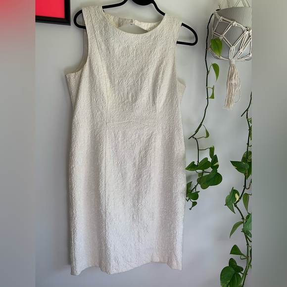 2 for $25 - 🤍 White Brocade Textured Sleeveless Dress 👗 by H & M - Picture 1 of 6